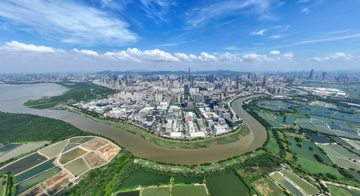 這是2024年9月19日拍攝的河套深港科技創(chuàng)新合作區(qū)及深圳河兩岸風光（無人機照片）。新華社記者 毛思倩 攝