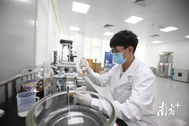 位于橫琴·澳門青年創(chuàng)業(yè)者內(nèi)的珠海澳大研究院，工作人員正在進(jìn)行科研實(shí)驗(yàn)。南方+記者 關(guān)銘榮 攝