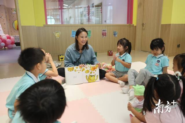 橫琴新街坊家庭服務(wù)中心，孩子們在聽繪本故事。南方+記者 關(guān)銘榮 攝