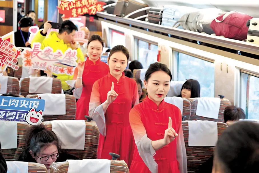 5日，隨著新列車運行圖的實行，以“龍鳳呈祥”主題為外觀涂色的G828次列車從西安北站駛向香港西九龍站方向。