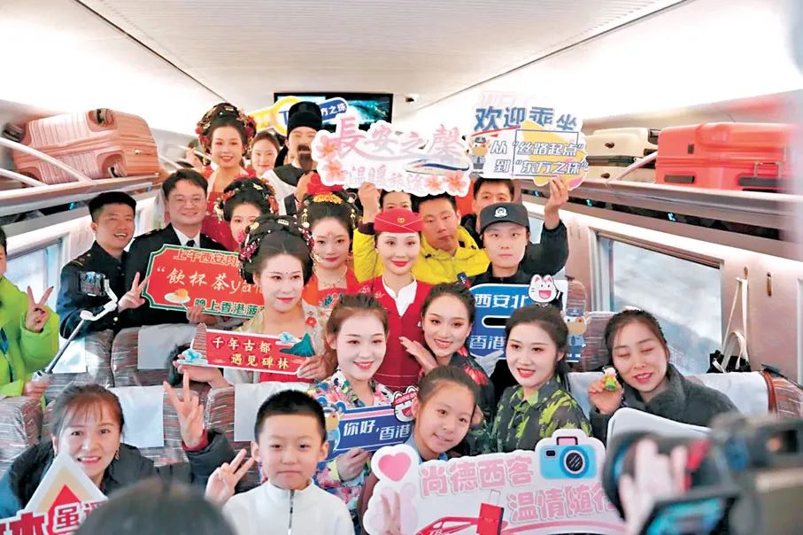 5日，隨著新列車運行圖的實行，以“龍鳳呈祥”主題為外觀涂色的G828次列車從西安北站駛向香港西九龍站方向。