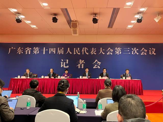 廣東省十四屆人大三次會議記者會現(xiàn)場。攝影：《南方》雜志記者許俊仟 