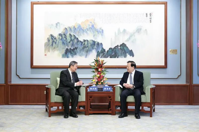 夏寶龍會見香港證監(jiān)會主席黃天祐、行政總裁梁鳳儀一行