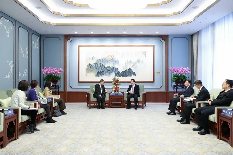 夏寶龍會見香港證監(jiān)會主席黃天祐、行政總裁梁鳳儀一行