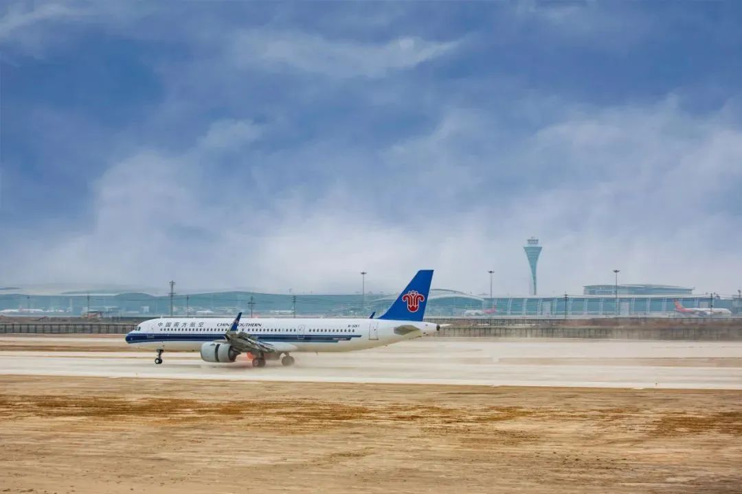 飛機(jī)平穩(wěn)降落在白云機(jī)場第四跑道上。圖源白云機(jī)場
