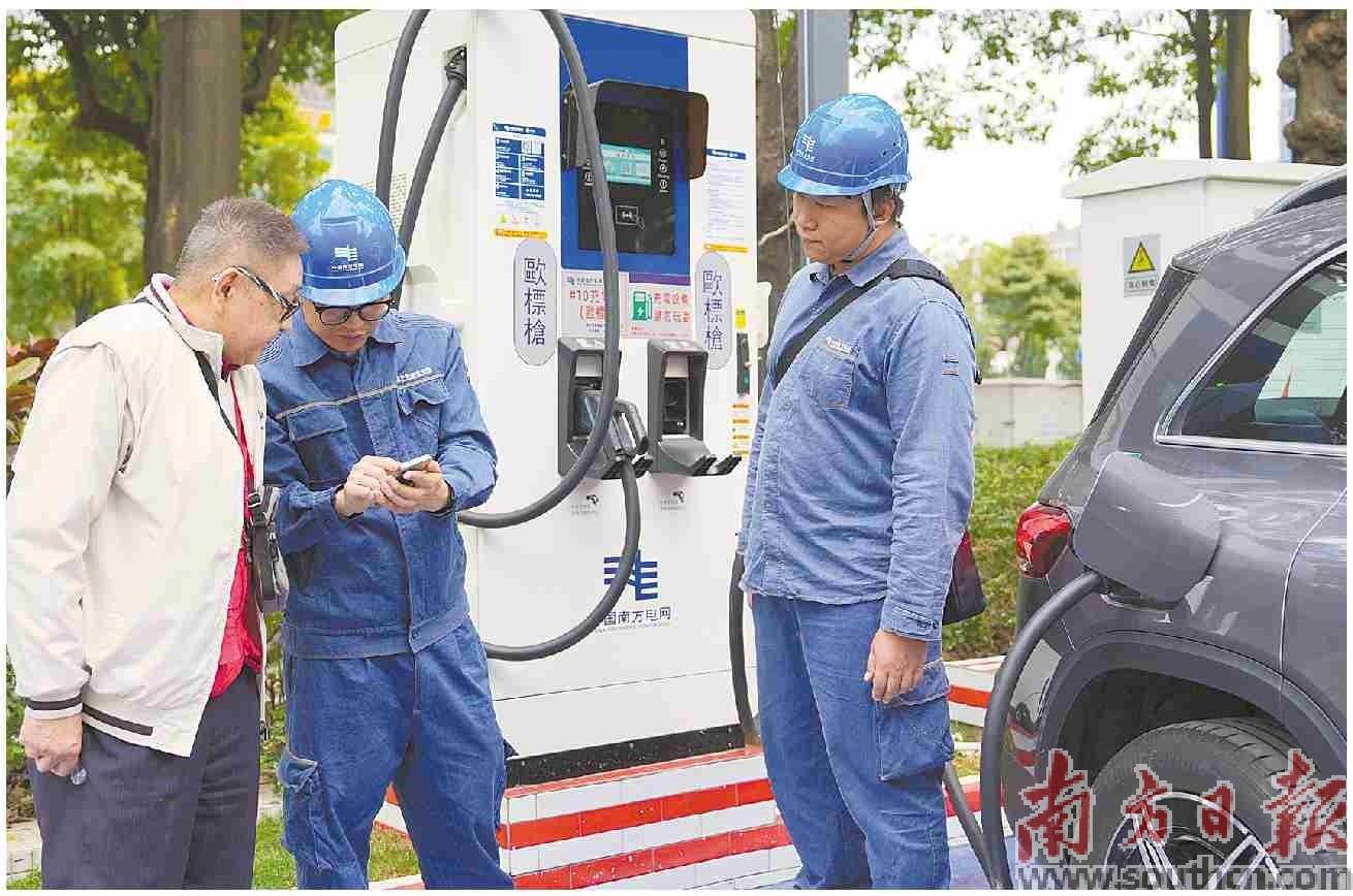 中山市坦洲鎮(zhèn)，工作人員向澳門新能源車主講解使用歐標(biāo)充電樁。 南方日報(bào)記者 鐘志輝 通訊員 肖傳煒 攝