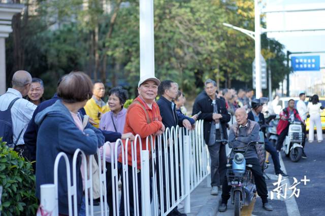 市民十分關(guān)注廣佛大橋的開通。