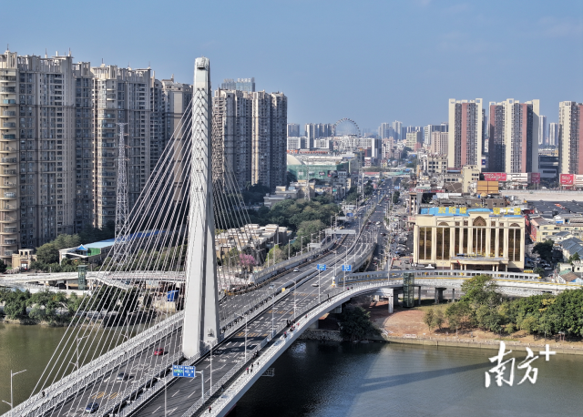 1月25日，廣佛大橋系統(tǒng)工程（一期）主線正式通車試運(yùn)行。