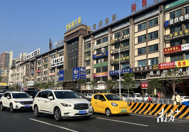 家住在大瀝中海金沙灣的周先生得知大橋開通消息后，開著他的“小黃車”早早來排隊(duì)。