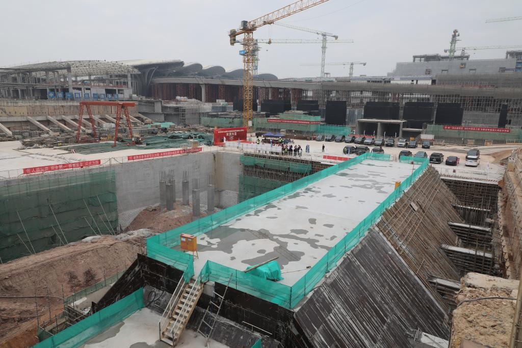 1月23日，白云機(jī)場三期擴(kuò)建工程的綜合交通中心的車站完成封頂。新華社記者田建川 攝