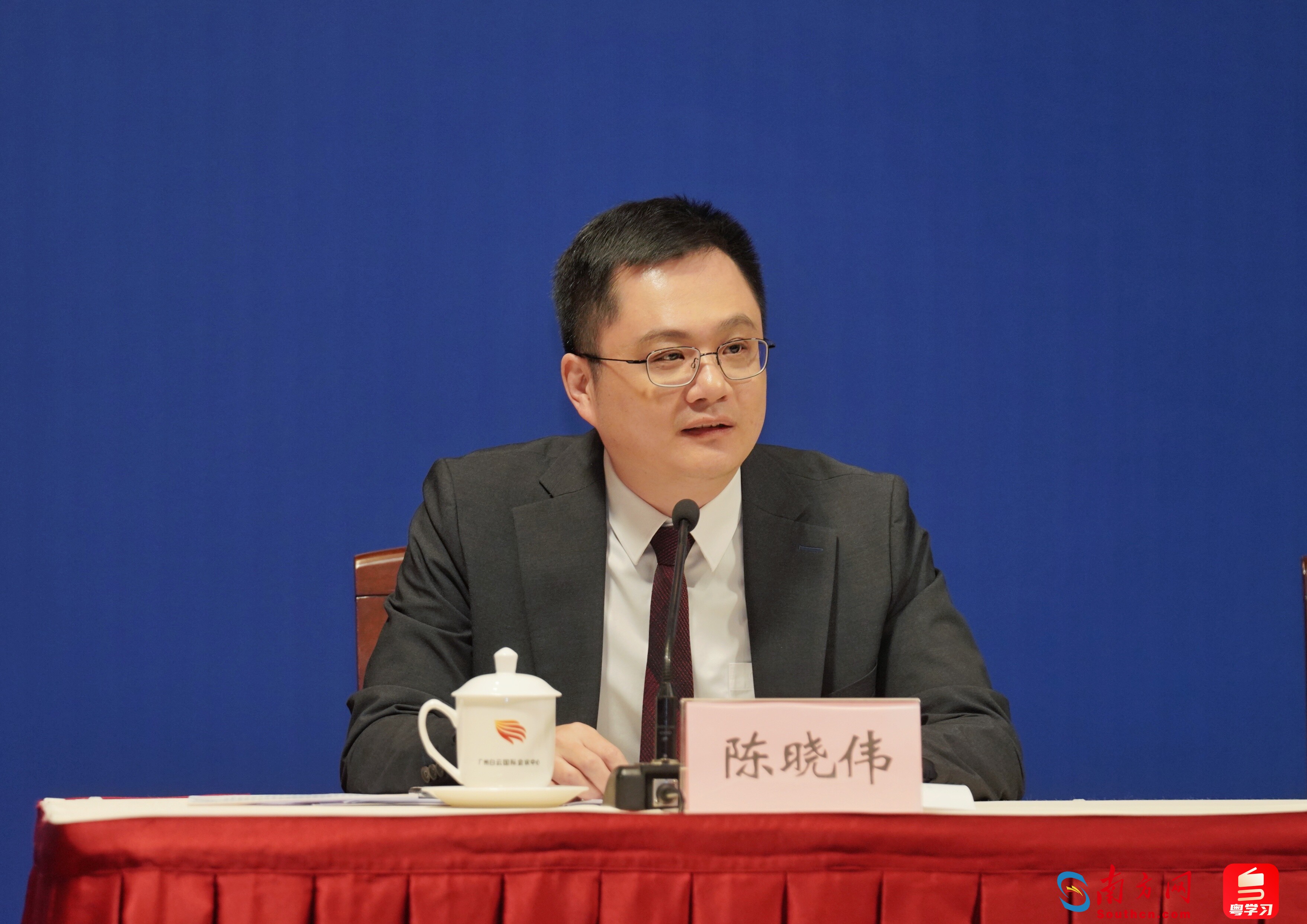 廣東省委宣傳部副部長、省人民政府新聞辦公室主任陳曉偉主持發(fā)布會。