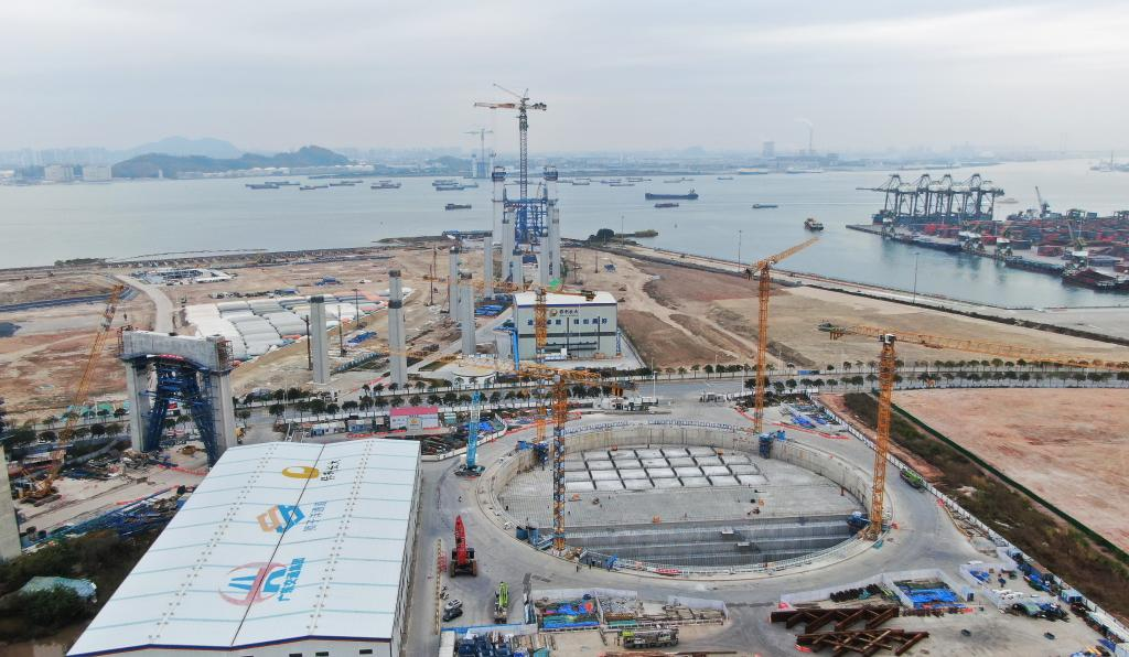 獅子洋大橋東主塔和東錨碇施工現場俯瞰（2025年2月6日攝，無人機照片）。新華社記者王瑞平 攝
