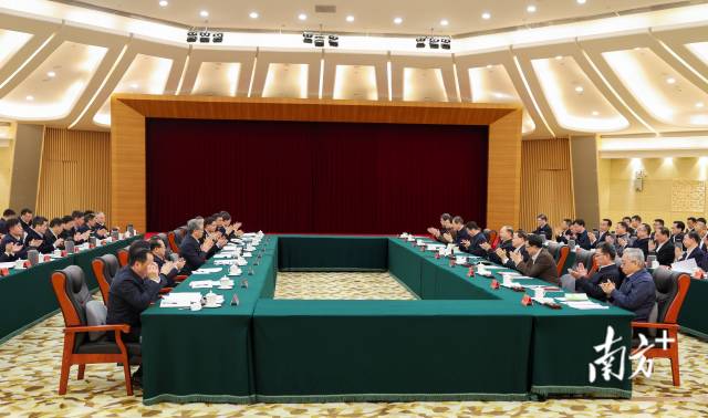13日下午，兩省區(qū)在廣州召開粵桂東西部協(xié)作聯(lián)席會議。南方+記者 王輝 李細華 攝