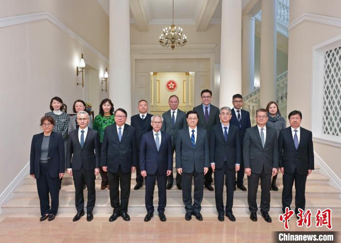 2月14日，香港特區(qū)行政長(zhǎng)官李家超(前排右四)率多位香港特區(qū)政府官員在香港禮賓府會(huì)見(jiàn)率團(tuán)來(lái)香港訪問(wèn)的澳門特區(qū)行政長(zhǎng)官岑浩輝(前排左四)一行?！∠愀厶貐^(qū)政府新聞處供圖