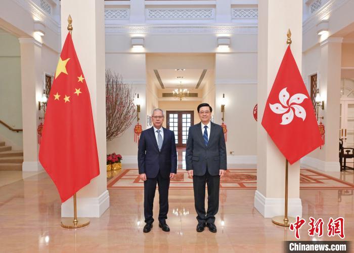 2月14日，香港特區(qū)行政長(zhǎng)官李家超(右)在香港禮賓府會(huì)見(jiàn)率團(tuán)來(lái)香港訪問(wèn)的澳門特區(qū)行政長(zhǎng)官岑浩輝(左)?！∠愀厶貐^(qū)政府新聞處供圖