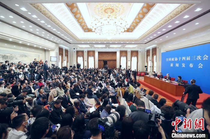 3月3日，全國政協(xié)十四屆三次會議新聞發(fā)布會在北京人民大會堂舉行。大會新聞發(fā)言人劉結(jié)一向中外媒體介紹本次大會有關(guān)情況并回答記者提問?！≈行律缬浾?蔣啟明 攝
