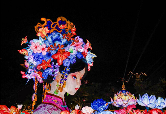 2025年粵港澳大灣區(qū)燈會(huì)上的《簪花女神》燈景。