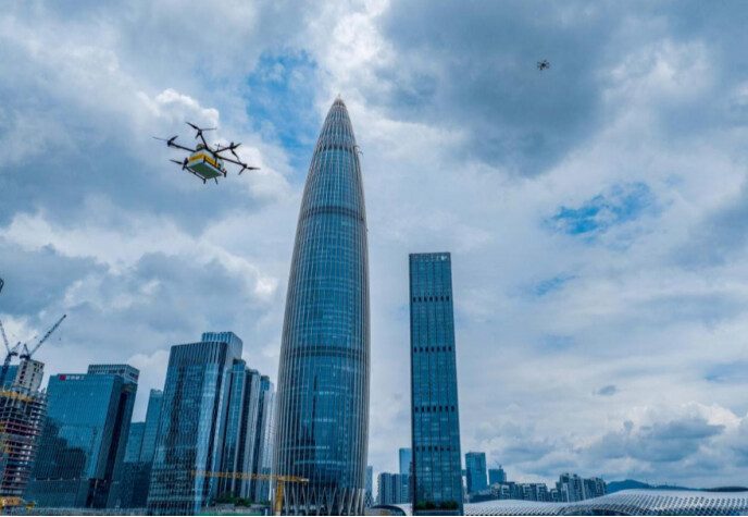 無人機在深圳的樓宇間穿梭，配送外賣。