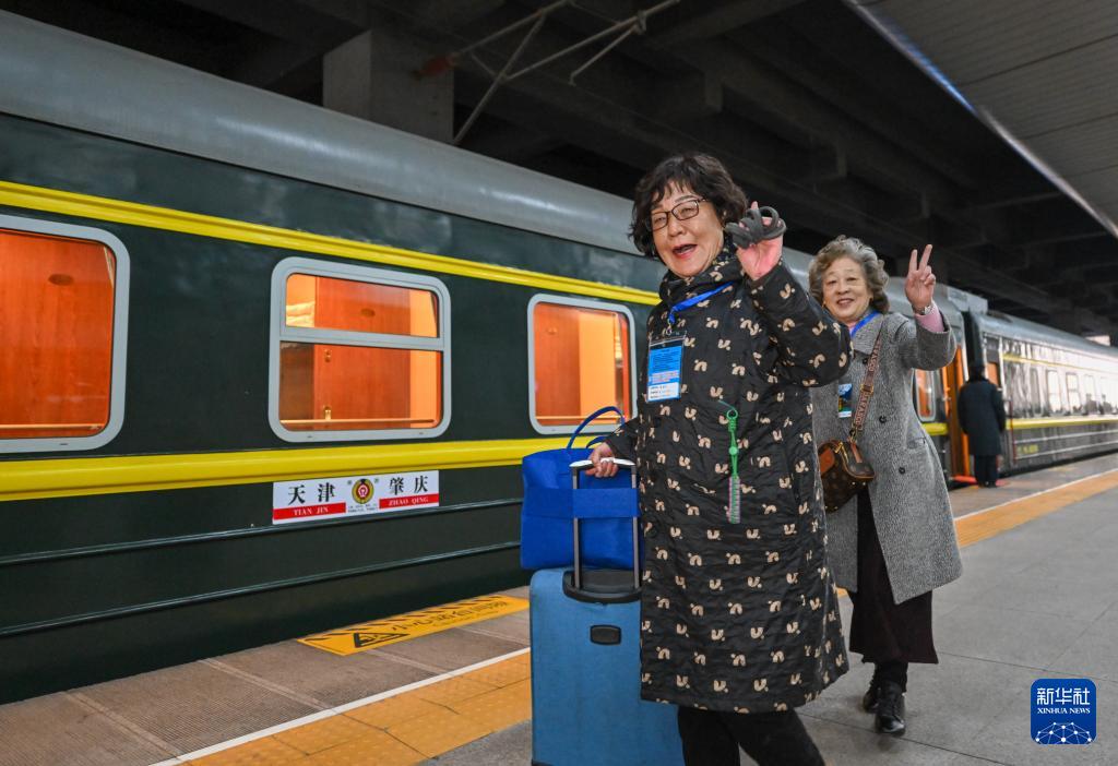 3月15日，銀發(fā)族游客在天津站準(zhǔn)備搭乘銀發(fā)旅游列車出發(fā)。新華社記者 孫凡越 攝