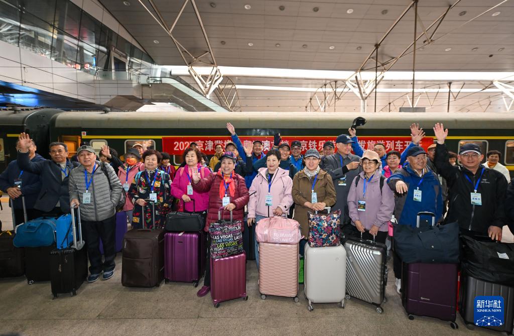 3月15日，銀發(fā)族游客在天津站準(zhǔn)備搭乘銀發(fā)旅游列車出發(fā)。新華社記者 孫凡越 攝