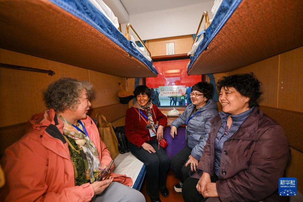 3月15日，銀發(fā)族游客在“京鐵樂游”號銀發(fā)旅游列車上交談。新華社記者 孫凡越 攝