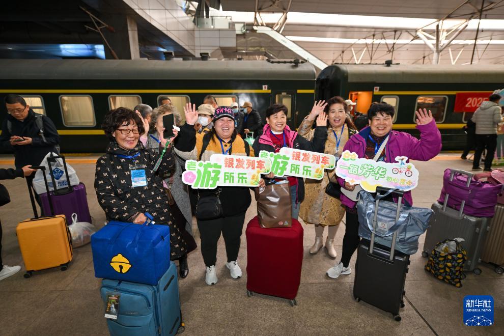  3月15日，銀發(fā)族游客在天津站準(zhǔn)備搭乘銀發(fā)旅游列車出發(fā)。新華社記者 孫凡越 攝