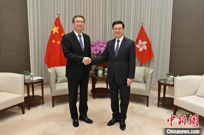 3月18日，香港特區(qū)行政長官李家超(右)與東莞市委書記韋皓(左)會面。香港特區(qū)政府新聞處供圖