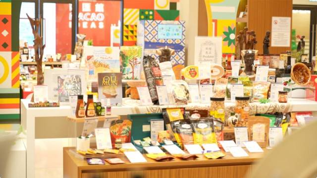 中國與葡語國家商貿(mào)服務(wù)合作綜合大樓內(nèi)設(shè)有葡語國家產(chǎn)品展示中心。