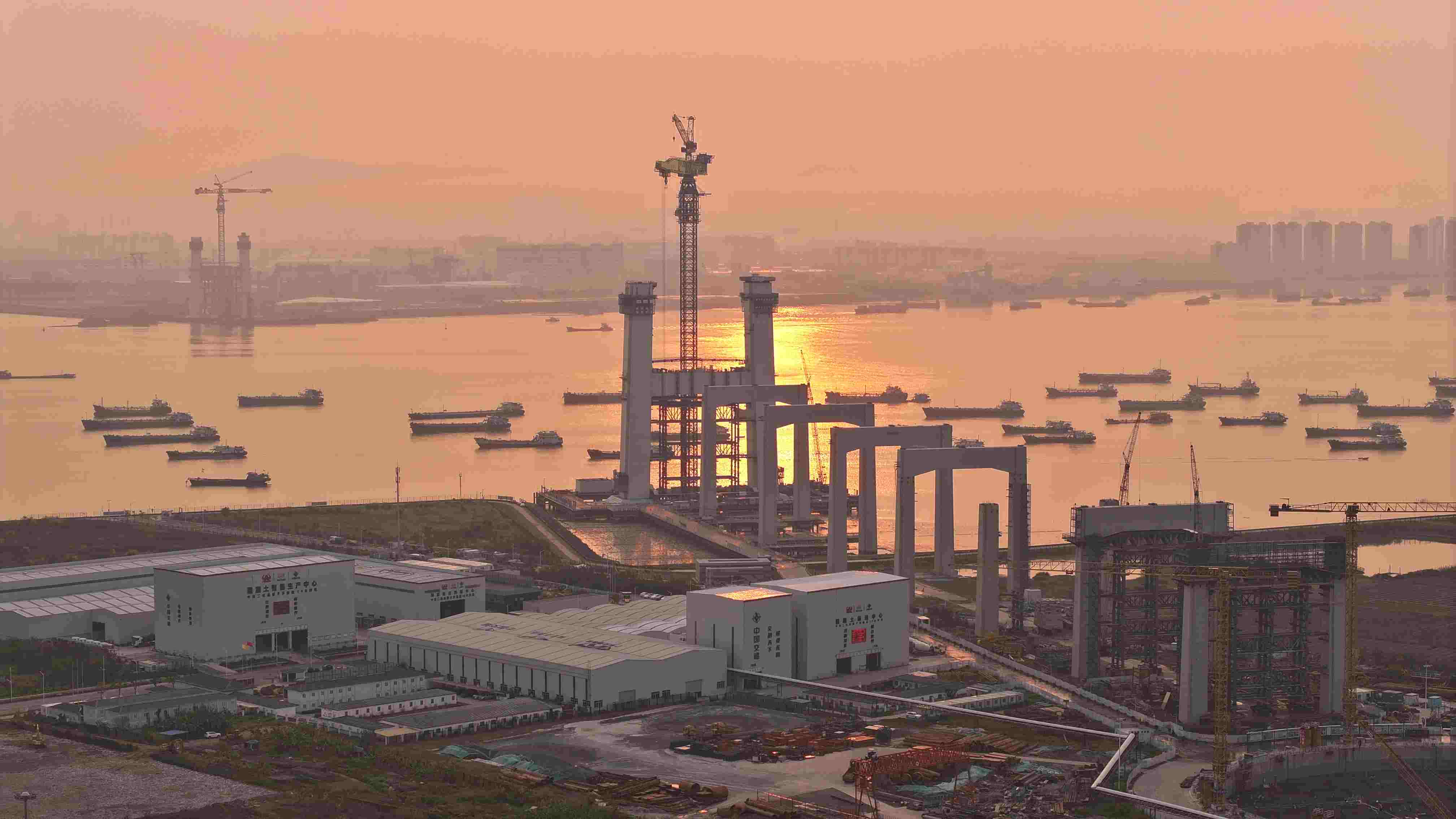 4月2日凌晨5時(shí)，獅子洋大橋索塔建設(shè)高度突破100米。攝影：張政