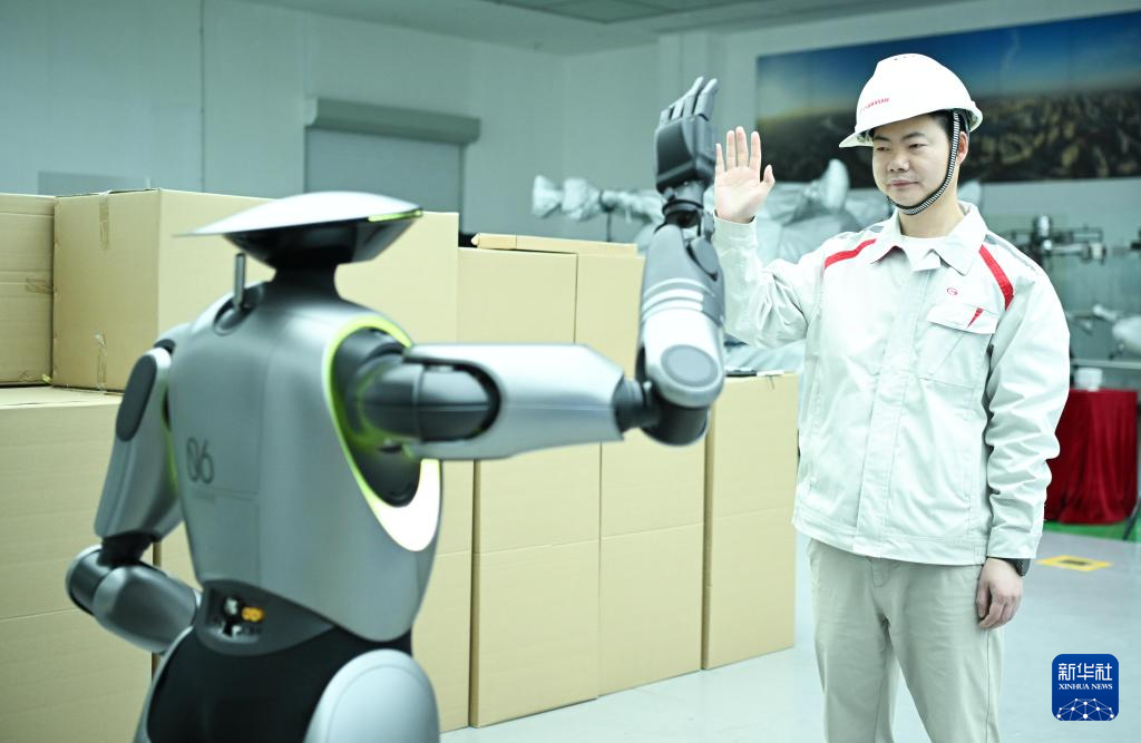 在位于廣州的廣汽研究院，技術(shù)人員演示人形機(jī)器人GoMate互動(dòng)功能（3月18日攝）。