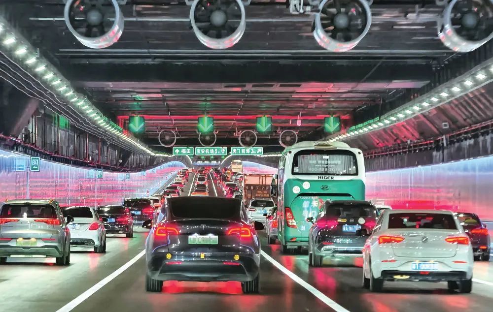 2024年6月30日，開通首日的深中通道海底沉管隧道內(nèi)車流如織（劉大偉/攝）