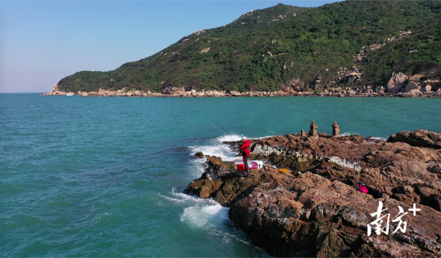游客在桂山島海釣。