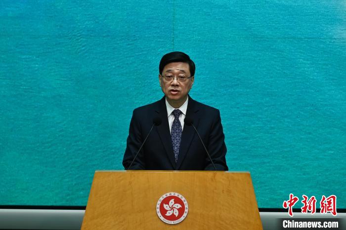 5月6日，香港特區(qū)行政長官李家超出席行政會議前會見媒體時宣布，他將于5月10日率團(tuán)前往卡塔爾和科威特訪問?！≈行律缬浾?李志華 攝