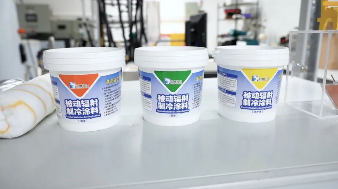 朱龍潛團隊的被動輻射制冷涂料。李卓軒攝
