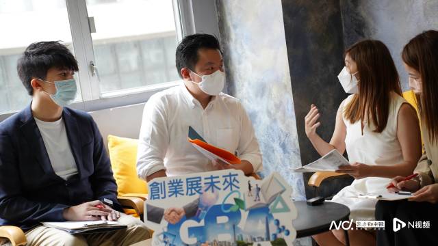 梁毓偉在2022年創(chuàng)業(yè)展未來活動(dòng)現(xiàn)場(chǎng)與青年人交流互動(dòng)。  