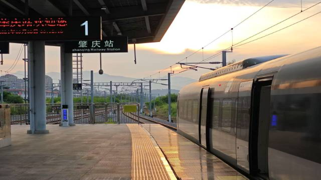 廣東特快列車?？空?/></p><p indenttext=