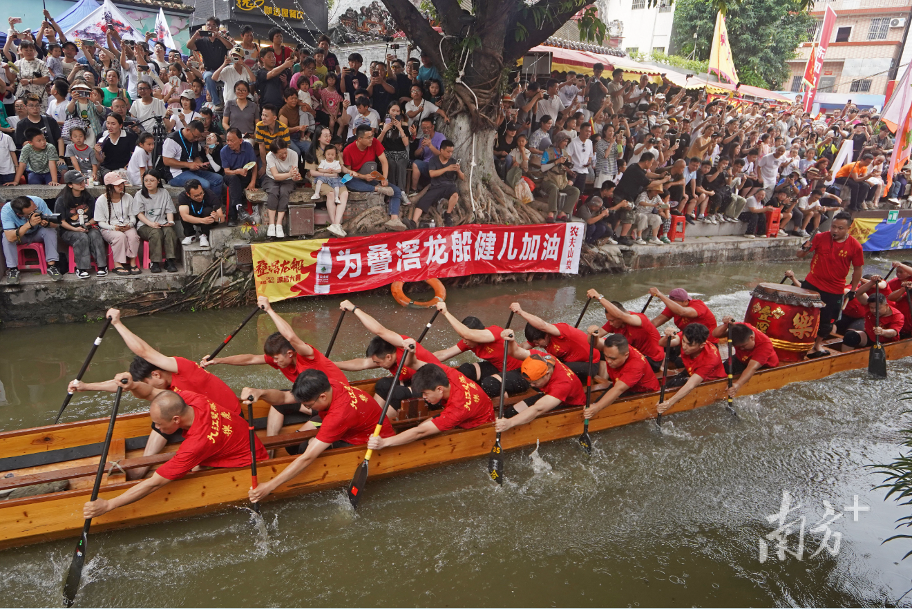 2025年中國(guó)（佛山）疊滘龍船漂移大賽在佛山南海桂城開(kāi)賽。戴嘉信 廖明璨 李欣 攝