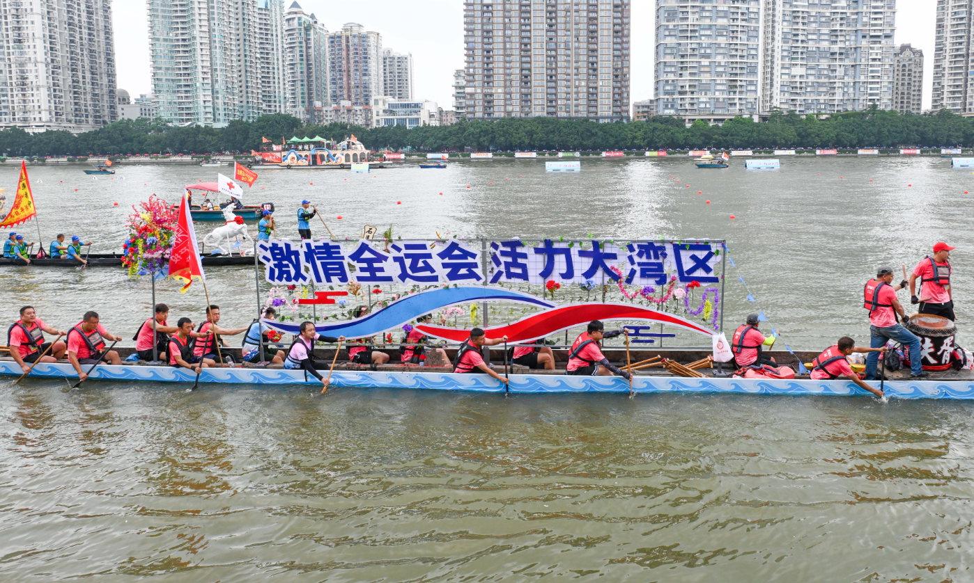 2025年廣州國(guó)際龍舟邀請(qǐng)賽現(xiàn)場(chǎng)。新華社發(fā)