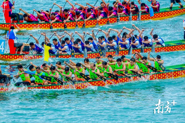 2025粵港澳大灣區(qū)（深圳南澳）海上龍舟賽現(xiàn)場(chǎng)。南方+記者 朱洪波 鄭伊靈 攝