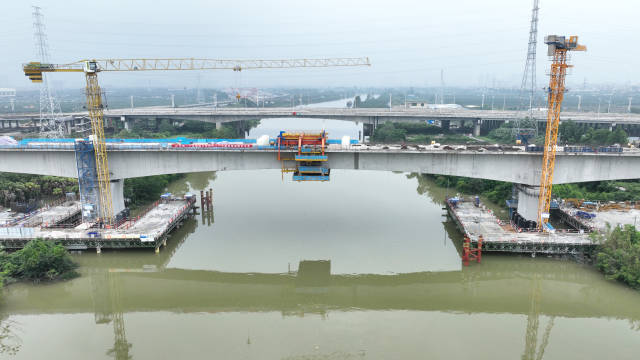 深江鐵路江門(mén)段跨江門(mén)水道連續(xù)梁施工現(xiàn)場(chǎng)。