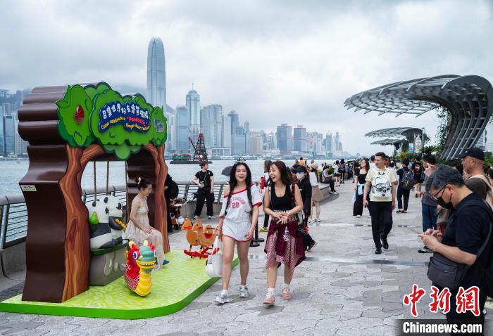 2025年6月2日，中國內(nèi)地端午節(jié)假期期間，游客在香港尖沙咀星光大道一帶觀光游覽。(資料圖) 中新社記者 侯宇 攝