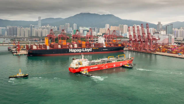 貨柜船Hanoi Express號于香港葵青貨柜碼頭裝卸貨物