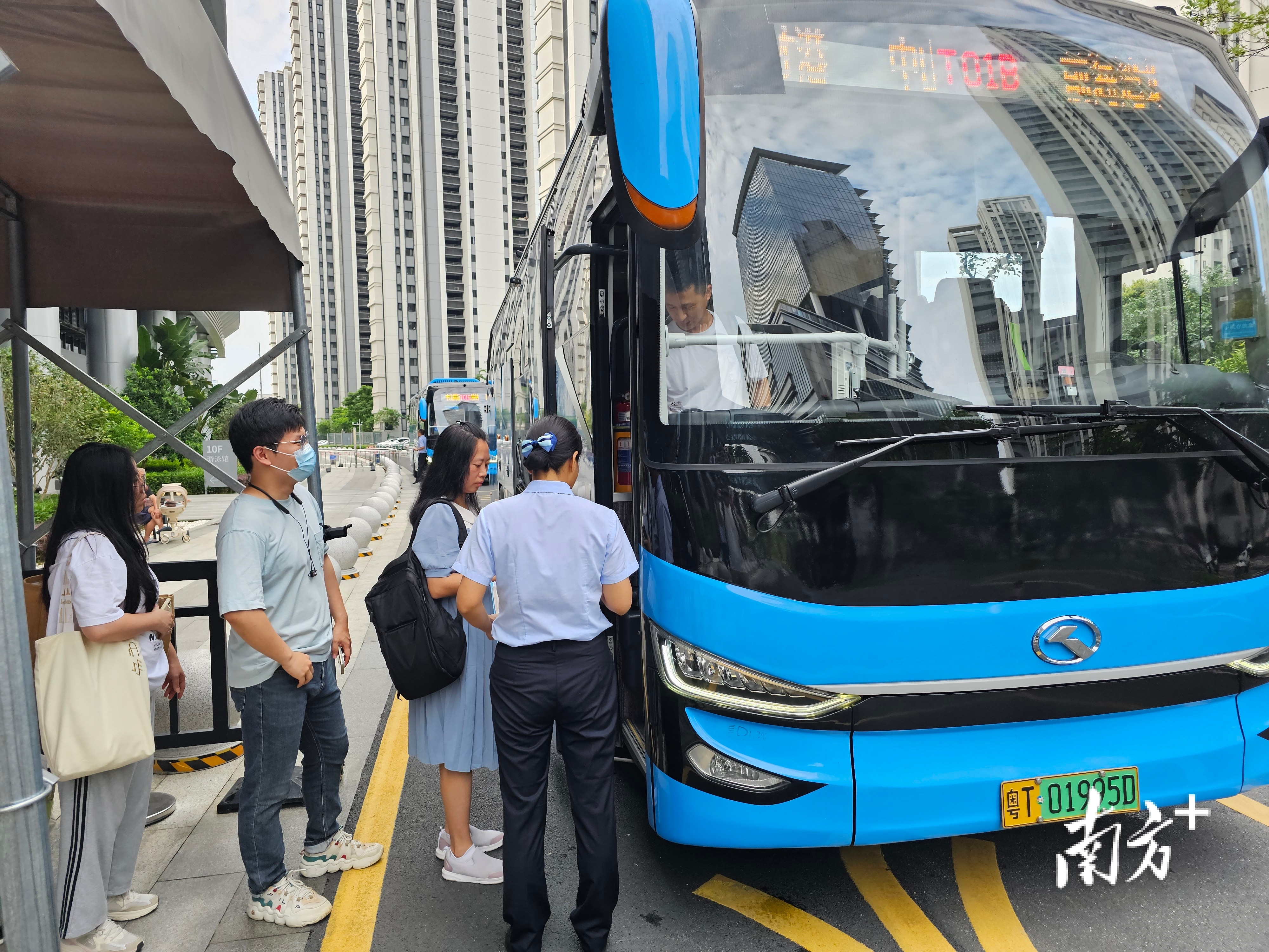  乘客在深中跨市公交中山國際人才港站乘坐班車前往深圳。圖源：南方＋