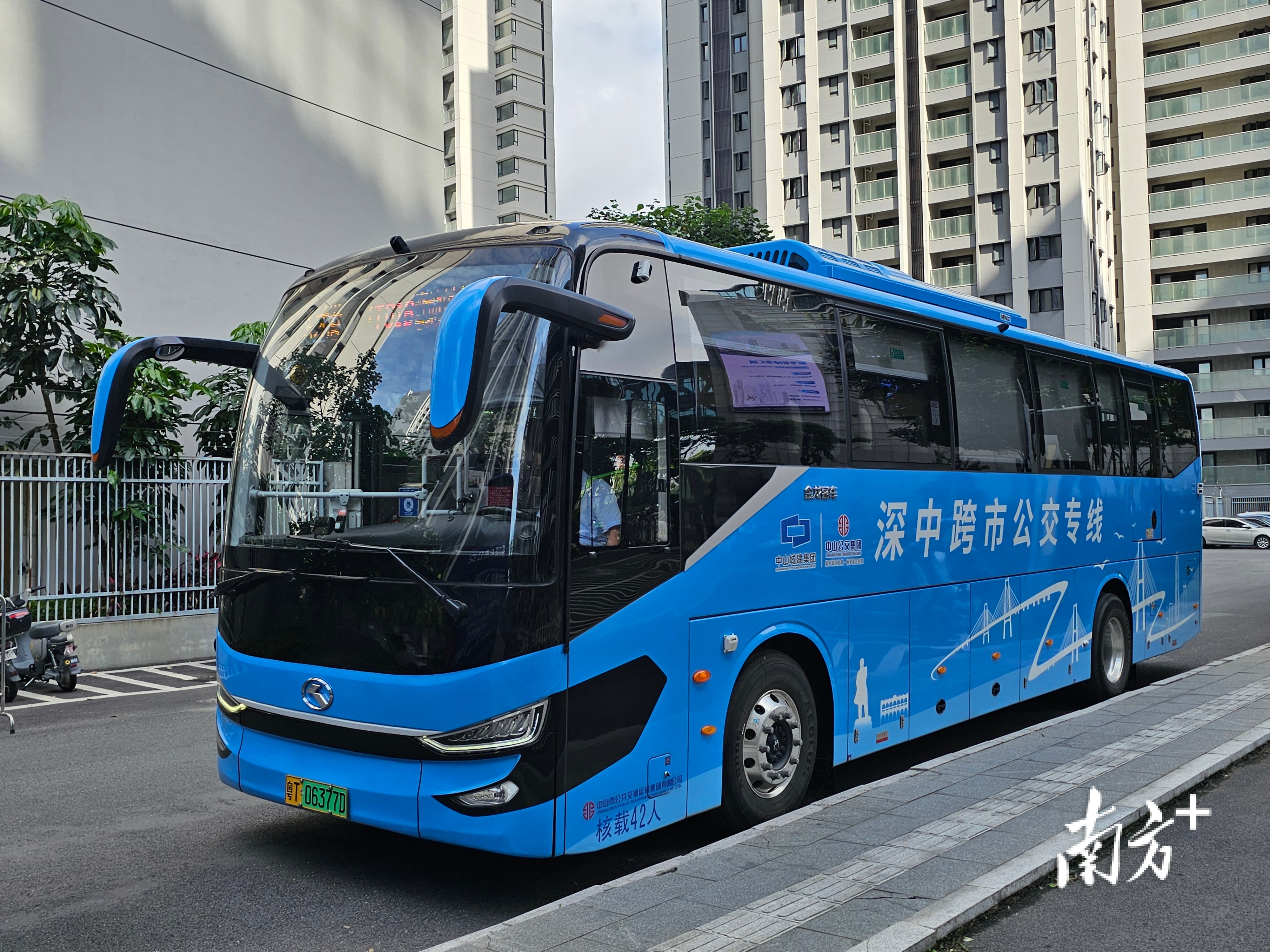  深中跨市公交班車從中山國際人才港站開出。圖源：南方＋