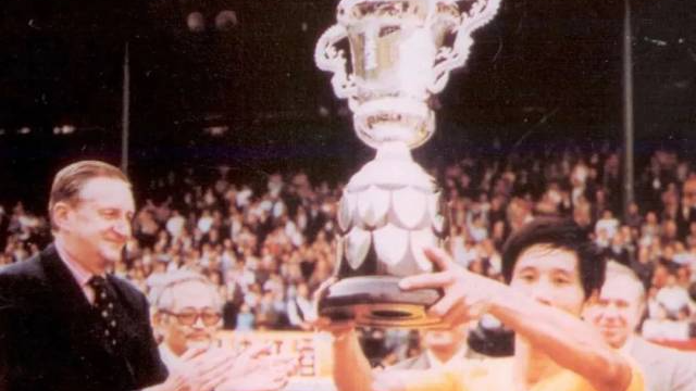 1979年，廣東隊(duì)隊(duì)長(zhǎng)何佳在香港捧起首屆省港杯冠軍獎(jiǎng)杯。圖源網(wǎng)絡(luò)