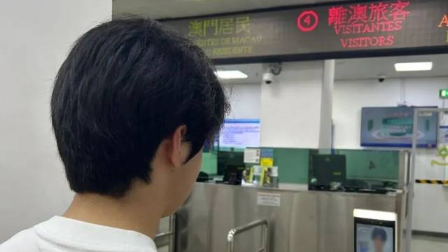 離澳旅客使用“無感通行”功能入閘。