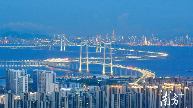 深中通道，宛如一條巨龍橫臥在伶仃洋上