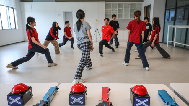 圖為廣東現(xiàn)代五項(xiàng)運(yùn)動(dòng)協(xié)會(huì)教練員滕澤華（中）帶領(lǐng)廣州市中黃港澳子弟學(xué)校學(xué)生進(jìn)行拉伸訓(xùn)練