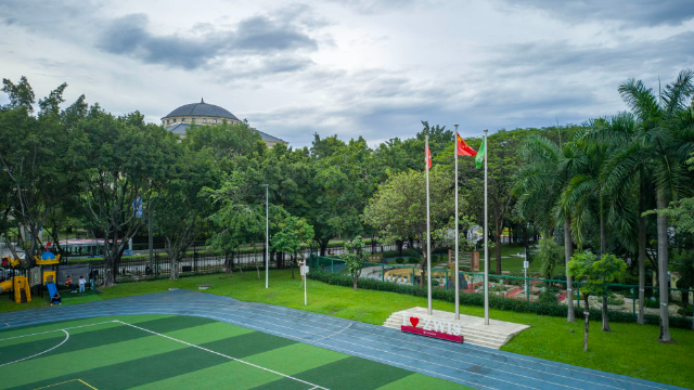 圖為6月19日拍攝的廣州市中黃港澳子弟學(xué)校操場(chǎng)（無人機(jī)照片）