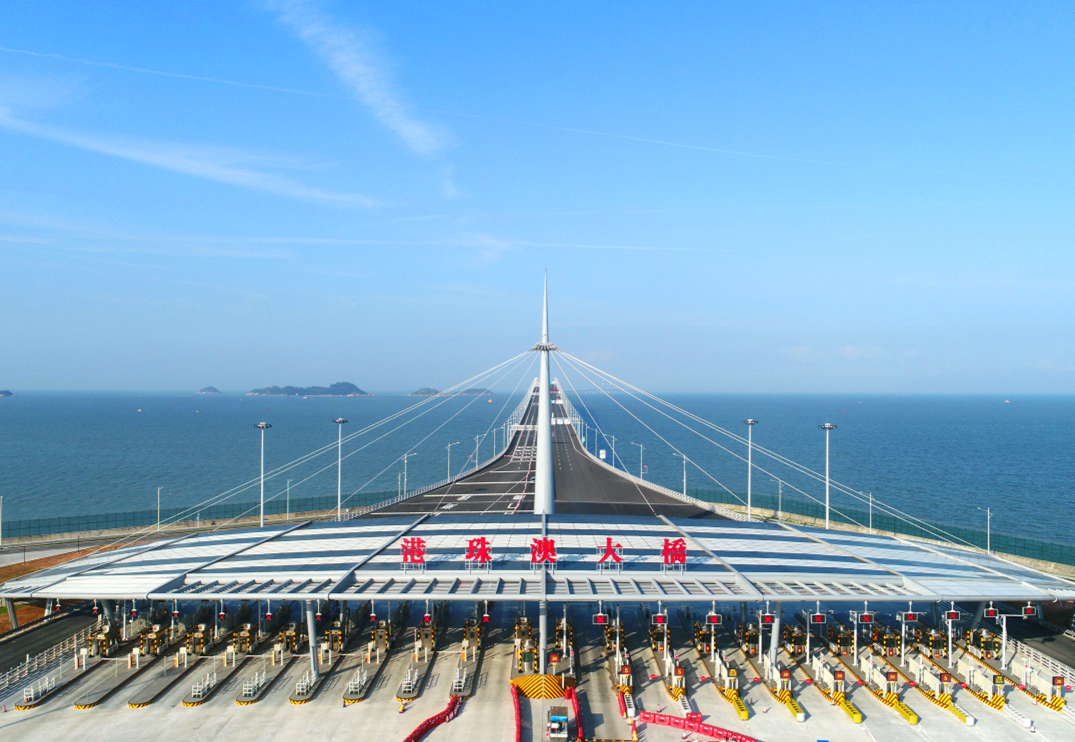 港珠澳大橋總長約55公里，跨越伶仃洋，東接香港，西接廣東珠海和澳門，打通了珠江口東西兩岸的交通大動脈，大橋開通后，從香港到珠海、澳門從3個(gè)小時(shí)縮短至約45分鐘，使粵港澳三地加快形成“1小時(shí)生活圈”，對提升珠江三角洲地區(qū)的綜合競爭力，保持港澳的長期繁榮穩(wěn)定，打造粵港澳大灣區(qū)具有重要戰(zhàn)略意義。